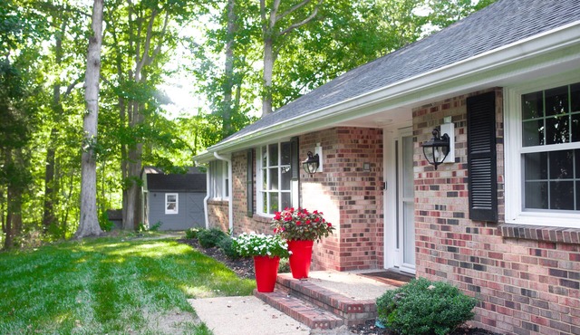 Great location, country living in the city. Close distance to Williamsburg