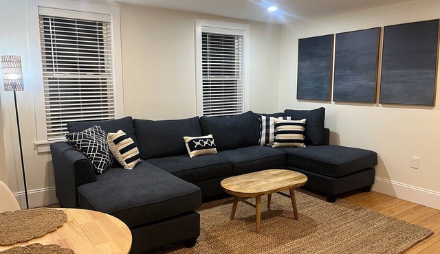 Great Location! Cozy 1-bedroom apartment Newport with WiFi, AC