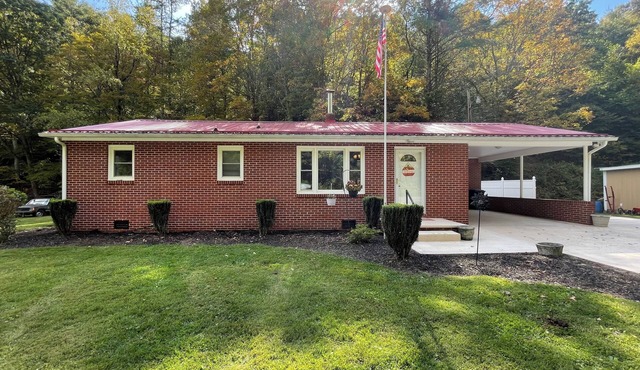 Great location! Creekside Home near Mountain City, Laurel Bloomery, Damascus