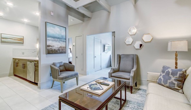 Great Location Downtown, Heated Pool Access