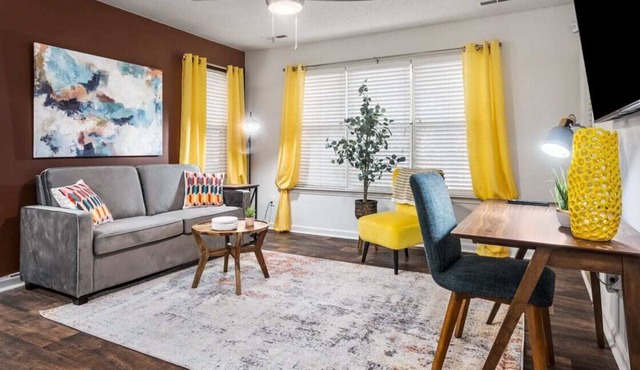 Great location! Easy access to restaurants/shops