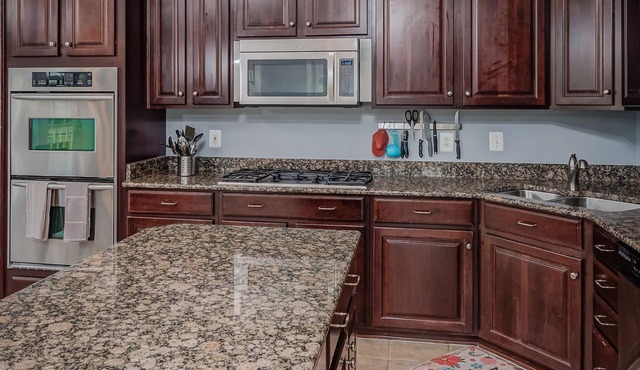 Great Location End unite luxury 3 level townhouse. 2 car Garage,