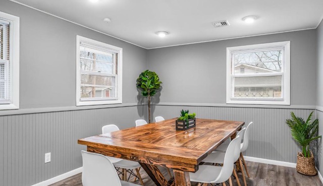 Great Location Entire Home 3BR Fully Stocked Kitchen 70in Roku TV King & Queen Beds Fast Wifi