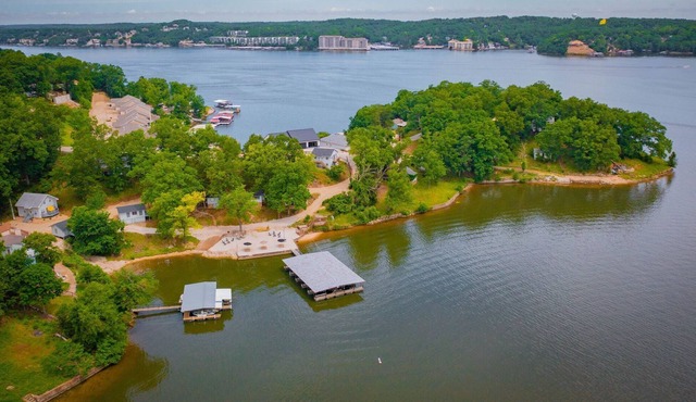 Great location, fishing cabin, sleeps 2 , full kitchen, and ramp/boat slip