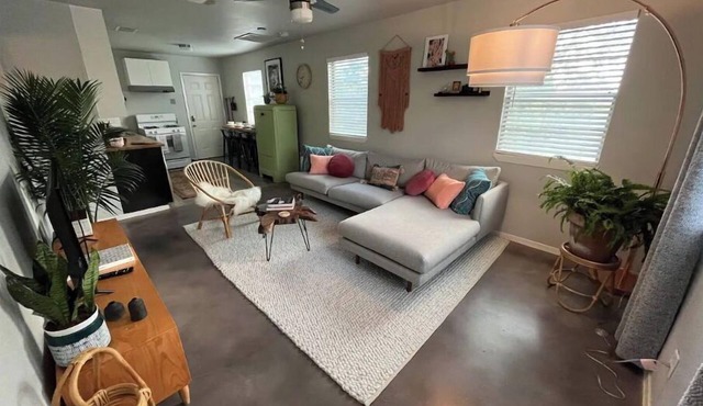 GREAT LOCATION! HIP EAST AUSTIN NEIGHBORHOOD! MINUTES FROM DOWNTOWN!