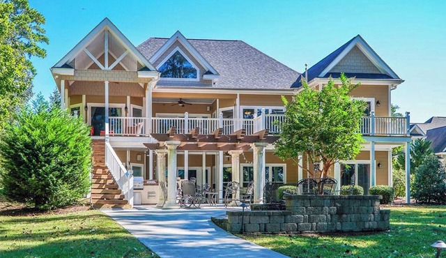 Great location, Hot tub, Kayaks, Water Bouncer and Mat, Paddleboards, Pool Table