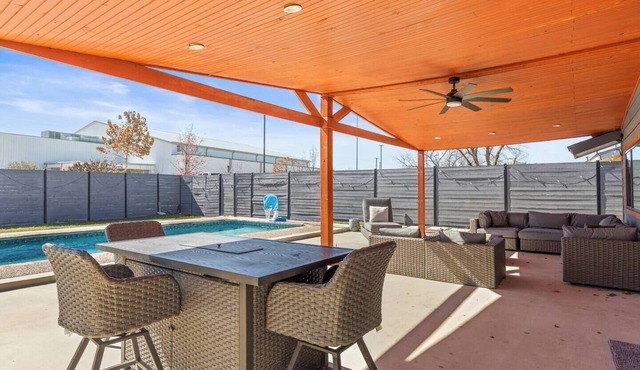 Great Location-Huge Pool | Sleeps 14 | 2 King Beds