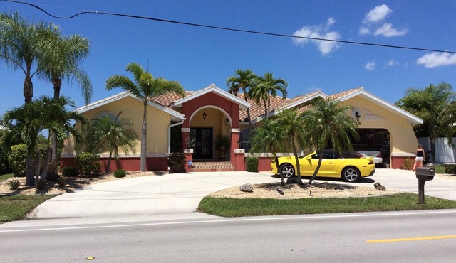 Great location in a quiet neighborhood with stunning intersecting canal views.