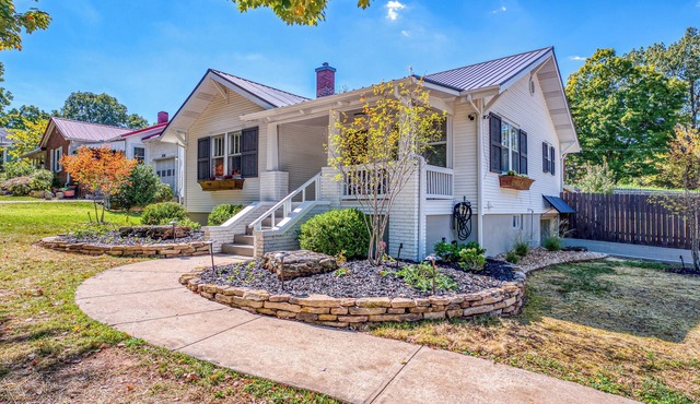 Great location just two minutes from downtown square with a Hot Tub!
