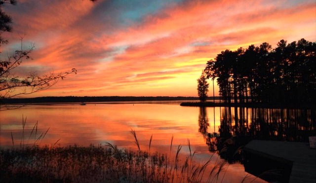 Great Location Lake Gaston Waterfront Cottage