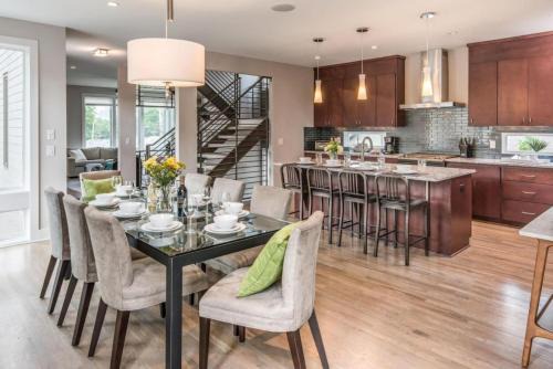 Great Location, Large Home - Roof Deck, Walk to Ni