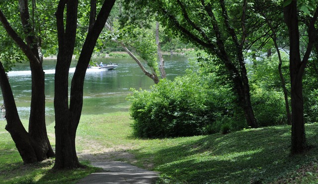 GREAT LOCATION LUXURY 3 BDRM 3 BATH LAKEFRONT HEATED INDOOR POOL STAY&PLAY GOLF