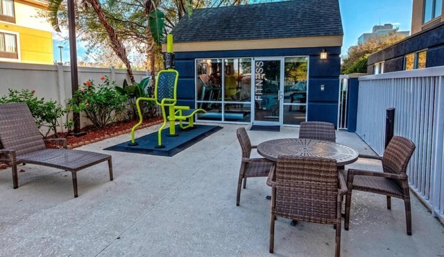 Great Location! Minutes to Universal Studios & City Walk! Pool, Free Parking!