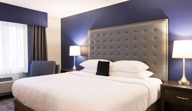 Great Location Near Emerald Downs, Free Parking, Pets Allowed, Free Breakfast