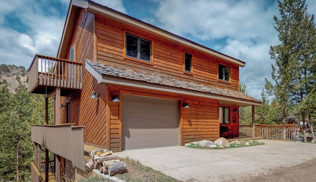 Great location near national park & town with a deck & mountain view