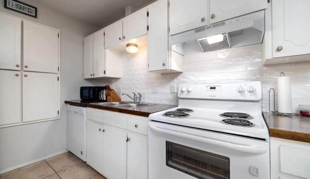 Great location near shopping 3bd/2bth