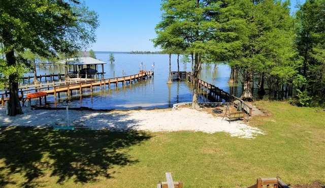 Great Location on Southern shoreline of Lake Marion