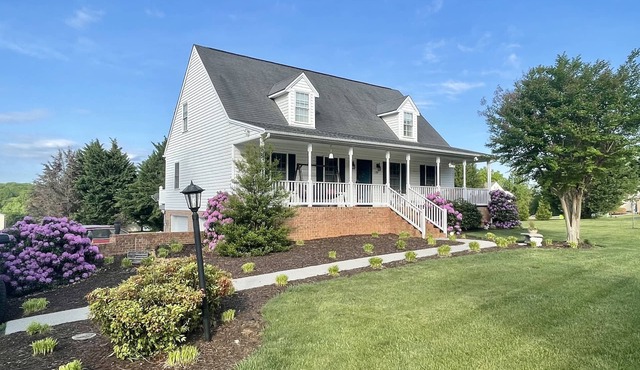 GREAT LOCATION! Private and roomy 1 bdrm, bath & den