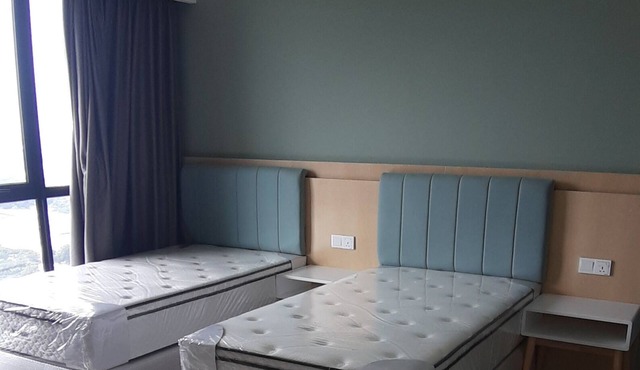 Great location, surrounding with eatery center, walkable to food area.