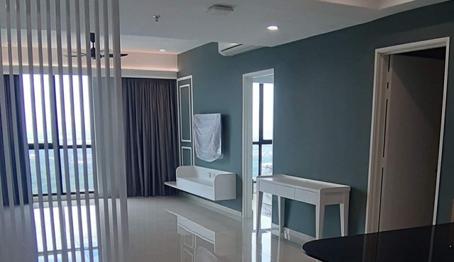 Great location, surrounding with eatery center, walkable to food area.