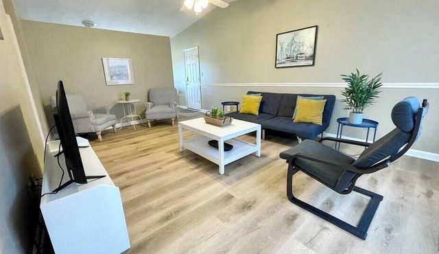 Great Location! Sleeps 9, 15 min to Downtown!