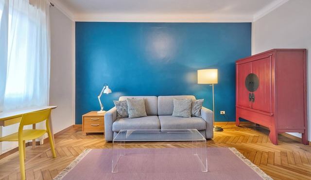 Great Location, Spacious and Bright,Top Floor