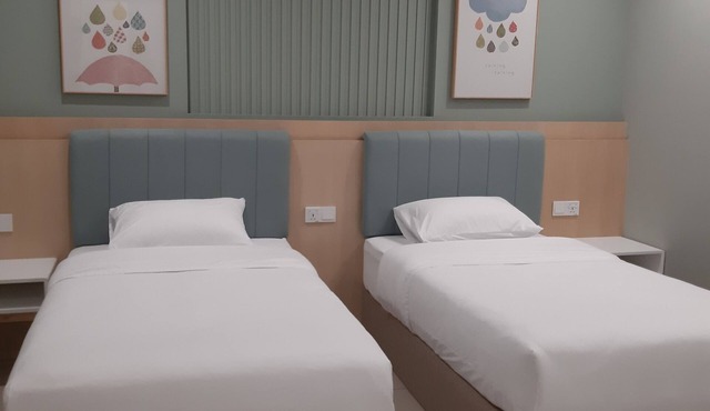 Great location ,surrounding with eatery center, walkable to food area.