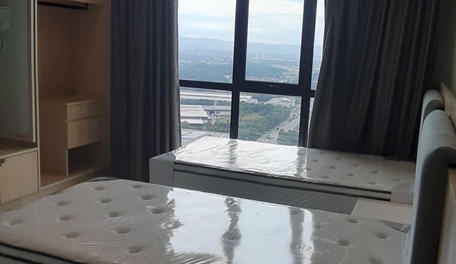 Great location, surrounding with eatery center, walkable to food area.