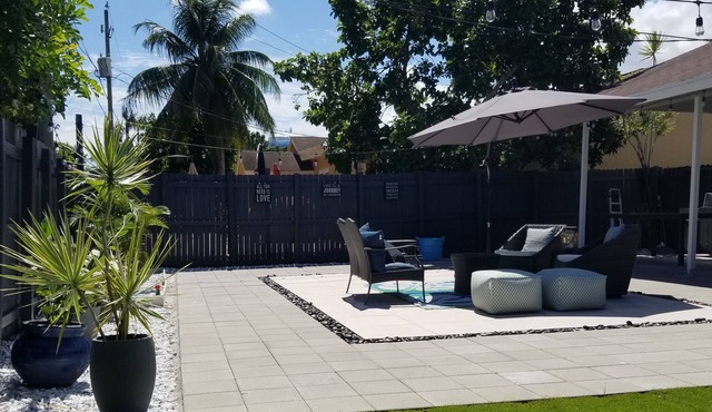 Great Location/ King Bed/ Spacious/ Clean/ Enjoy and Relax🌴