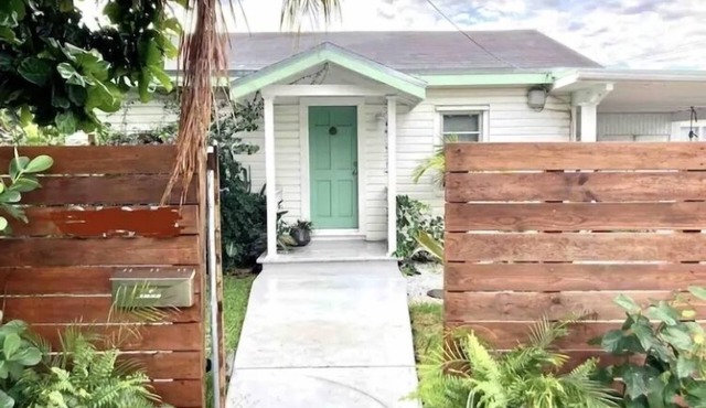 Great Location! 1 Bed 1 Bath Valencia Cottage Sleeps up to 4