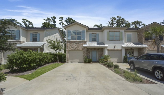 Great location. Easy off the island. 2 miles to beaches & pier/village area.