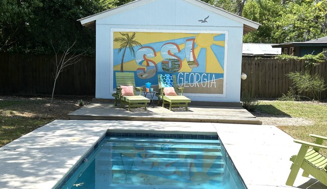 Great Location-Close to Everything. Adorable 3 BD/3 Bath Cottage with Pool!