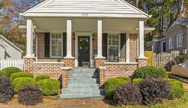 Great Location & Value - Buckhead Cottage - Big tv, Sonos, and more.