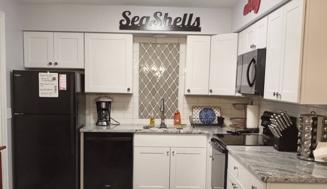 Great Location! Very Close to UNE, KBPT, OOB, Biddeford Pool, Sleeps 6