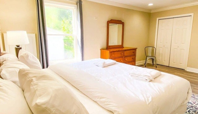 Great Location w/Yard & Deck! - Bonita Bungalow