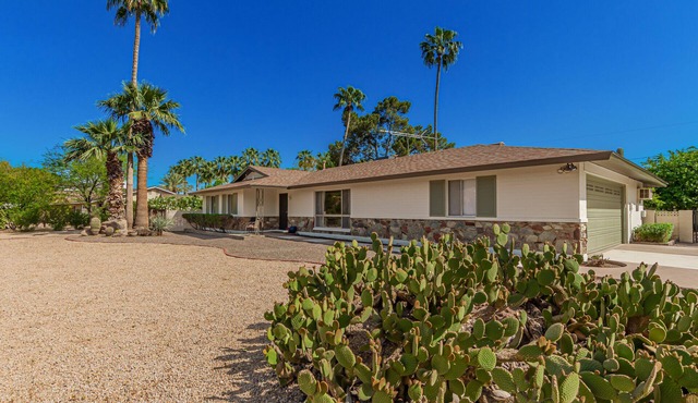 Great Location! Walk to Old Town in minutes!