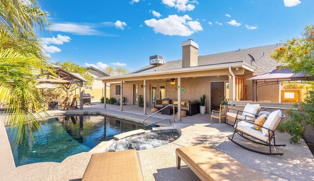 Great Location! Walk to State Farm Stadium! Heated Pool & Spa!