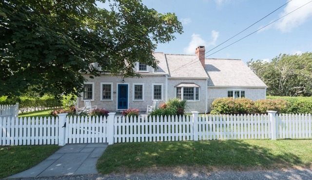 GREAT LOCATION - Water View, Walk to beach & Town!