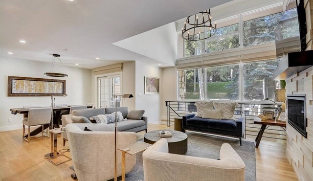 Great Location With Ez Access To Both Deer Valley And P.C. Great For Families