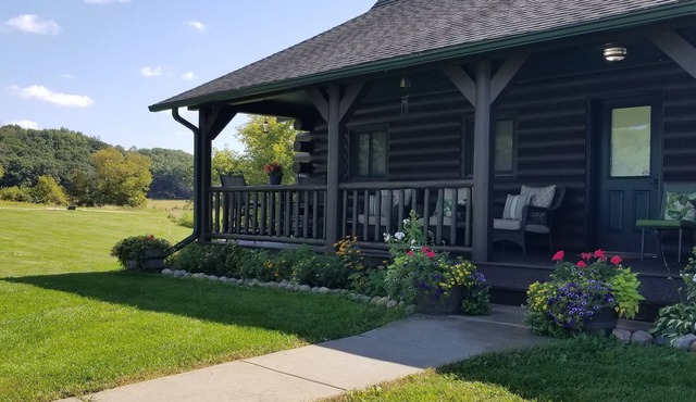 Great Log Home with Plenty of Room to Relax, Sleeps 13, Close to Dells.