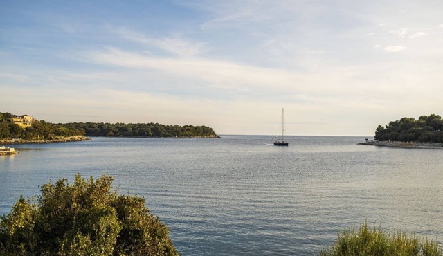 -Great maisonette apartment -with sea view -located directly on the beach -underground garage