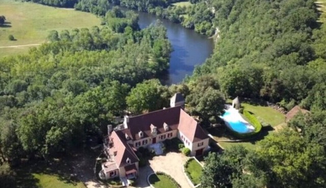 Great manor with a breathtaking view on the river