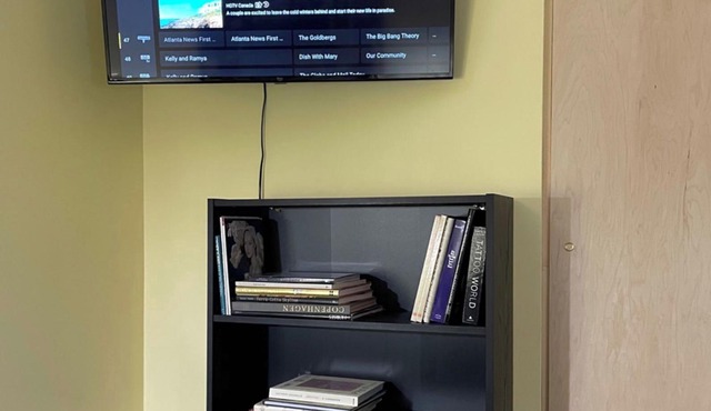 Great Mid-Town Toronto Bachelor Suite Convenient to Downtown and Airport