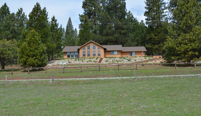 GREAT MOUNTAIN CABIN WITH A PERSONAL TOUCH —Quiet,Quiet, Quiet.