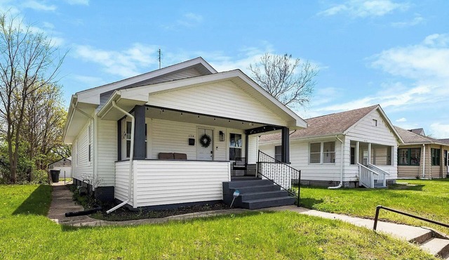 Great ND home for Graduation and spring stays! 4BR 2BA Home Sleeps 12- walkable!