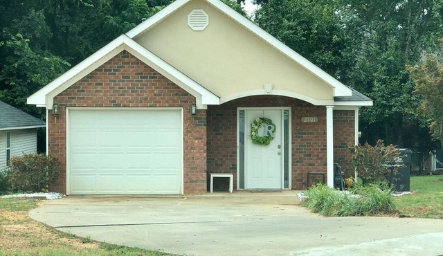 Great neighborhood. 1.2 miles from the Masters
