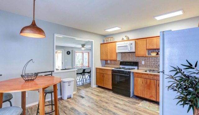 Great neighborhood! 3 bed 2 full bath close to shopping, restaurants, U of I