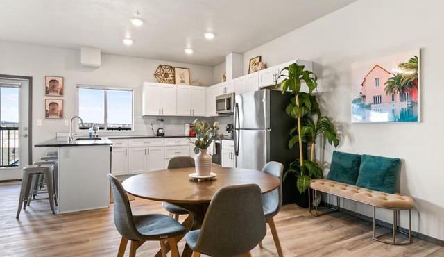 Great New 2 Bed 2 Bath Near Perry District and DT