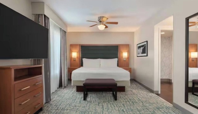 Great North Austin Base | Full Kitchen & Hot Breakfast | Onsite Swimming Pool