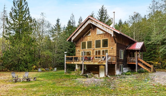 Great Northern Demi Lodge - Private log cabin, sleeps 4, 15 min from Stevens Pass!